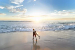 un homme qui marche sur la plage